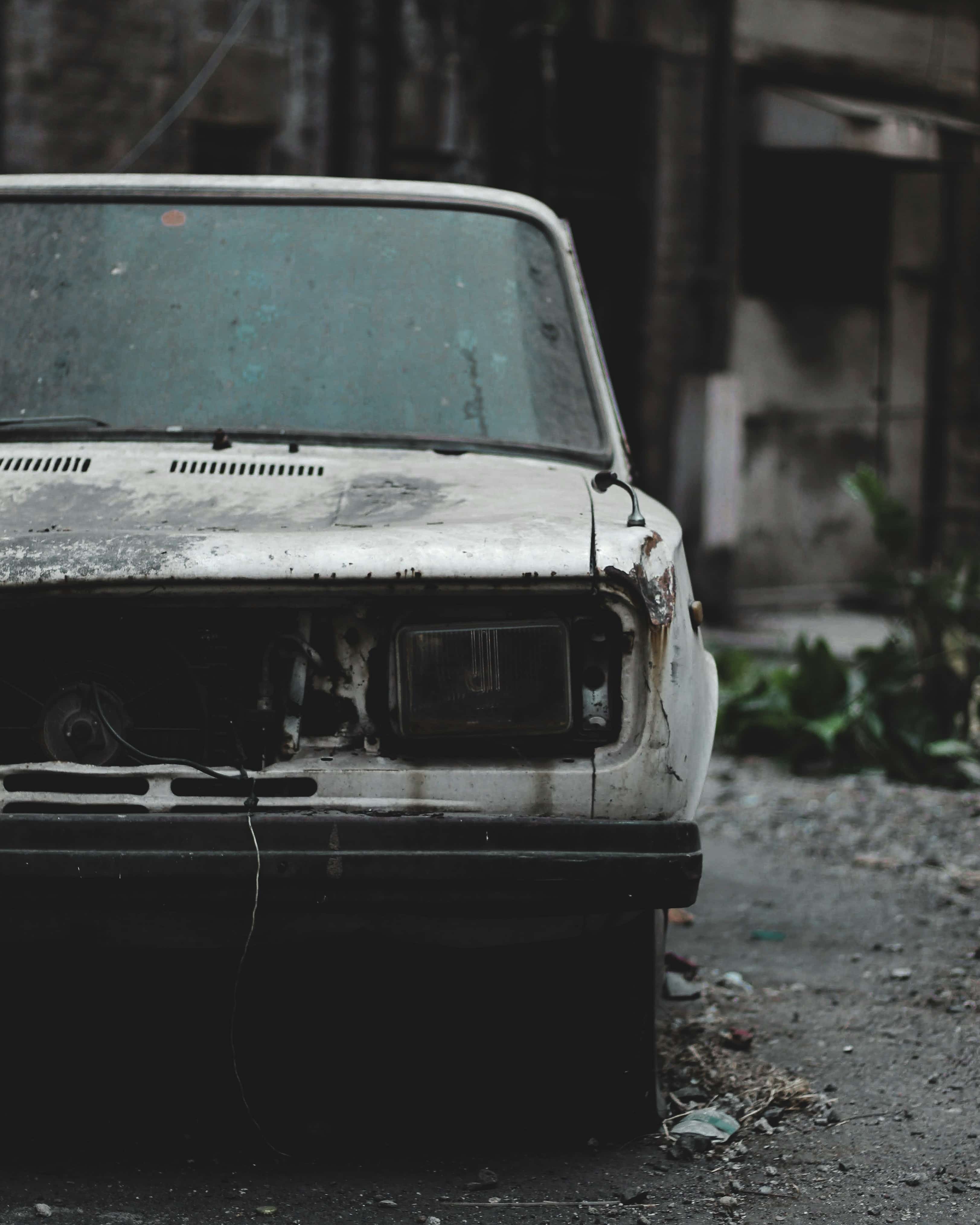 Persona clasificando piezas de chatarra metálica en un punto de venta en Navarra, balanza y documentos de requisitos sobre la mesa
