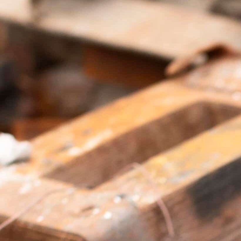 Comparativa visual de chatarra férrica y no férrica en Navarra, mostrando diferentes tipos de metales sobre una mesa